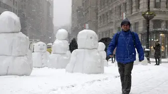 Снежна буря превърна Ню Йорк в град призрак (снимки)