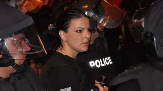 Полицайката от „нощта на белия автобус“ съди медия за 1000 лева