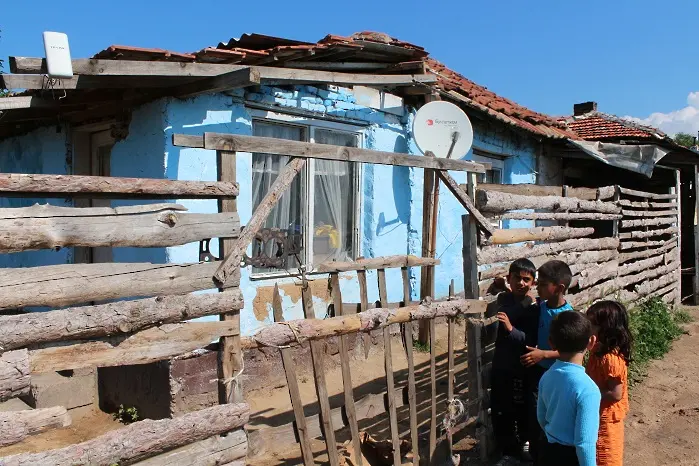 Роми събориха сами масивни къщи в Гърмен