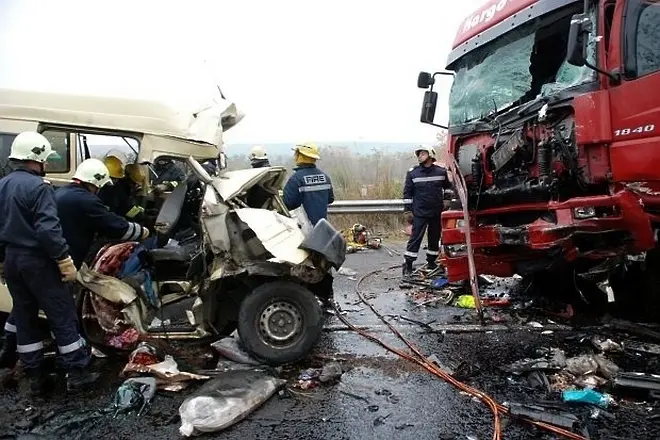 Един загинал в тежка катастрофа по пътя за Гърция (обновена)