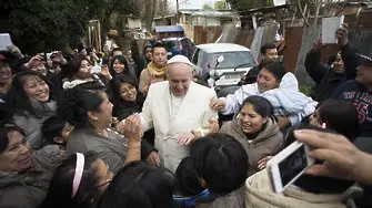 Папата изненада жители на бидонвили (видео)