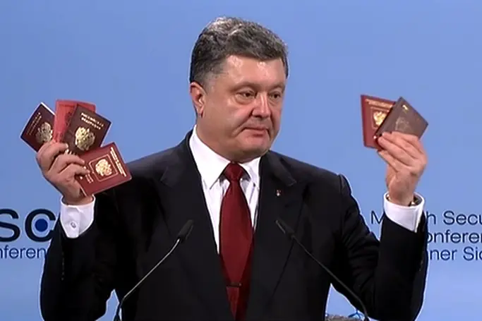 Порошенко: Чии са тези паспорти, ако няма руски войници в Украйна?