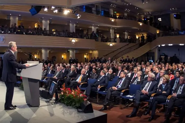 Оланд и Меркел на форума в Мюнхен след срещата с Путин