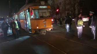 Трамвай блъсна двама пешеходци