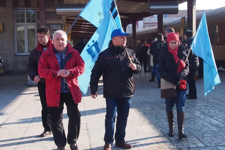 Протестиращи: Бойко и министрите - с нас на влака за Банкя!