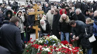 Погребаха Немцов навръх рождения ден на майка му (обзор, снимки)