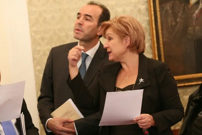 И Менда Стоянова покани Искров: Морално е да подаде оставка
