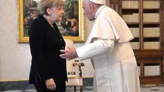 Папата и Меркел обсъдиха войната в Украйна (снимки)