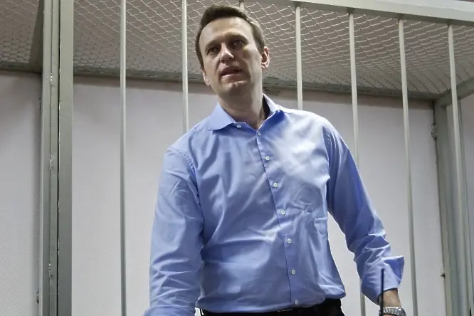 Навални моли да го пуснат от затвора за погребението на Немцов
