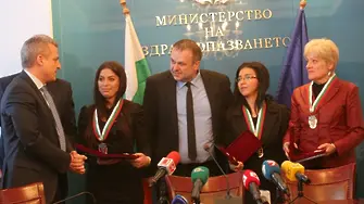 Министър Москов награди медици герои. Кабинетът им дава  по 3000 лв.