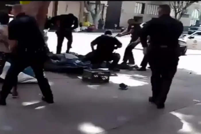 Американски полицаи застреляха клошар пред камера (видео)