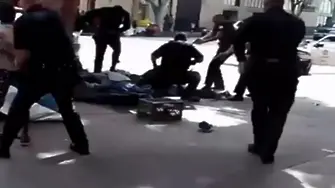 Американски полицаи застреляха клошар пред камера (видео)