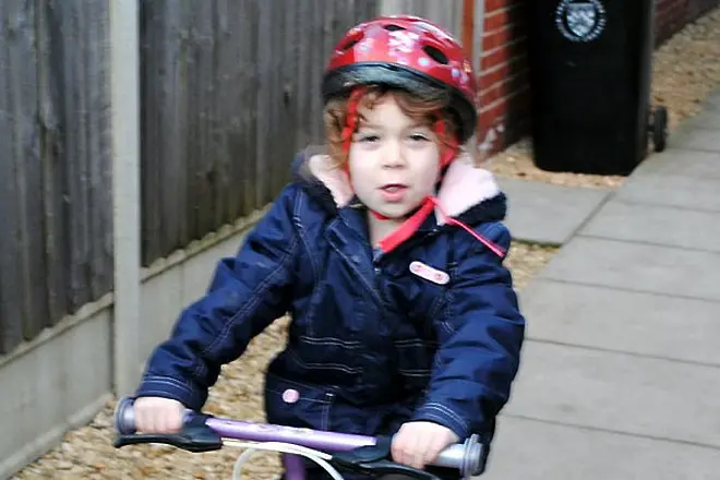 Полицай се опита да конфискува колелото на 4-годишна, карала на тротоара