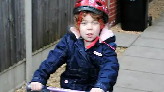 Полицай се опита да конфискува колелото на 4-годишна, карала на тротоара