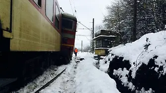 За трети път за 5 дни: влак се удари в паднали скали