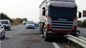 ТИР се удари - тонове портокали по магистрала 