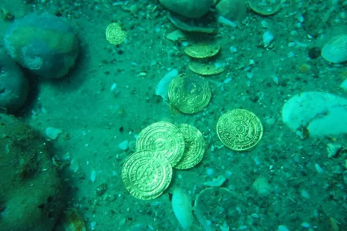 Водолази откриха безценно съкровище от 2000 златни монети