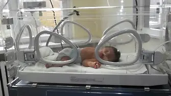 Бебе в тежко състояние след побой от акушерка