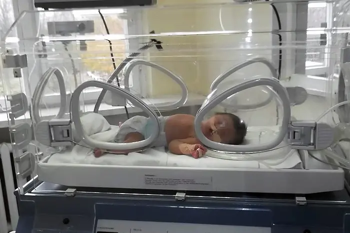 Видеозапис показва как акушерката души и удря бебето