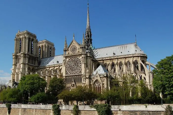 Арестуваха студент, готвел взривяването на две църкви във Франция