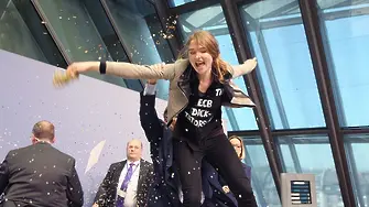 Протестираща скочи върху председателя на Европейската централна банка (видео)
