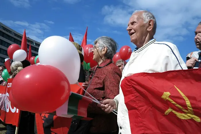 Дружна песен екна за 1 май