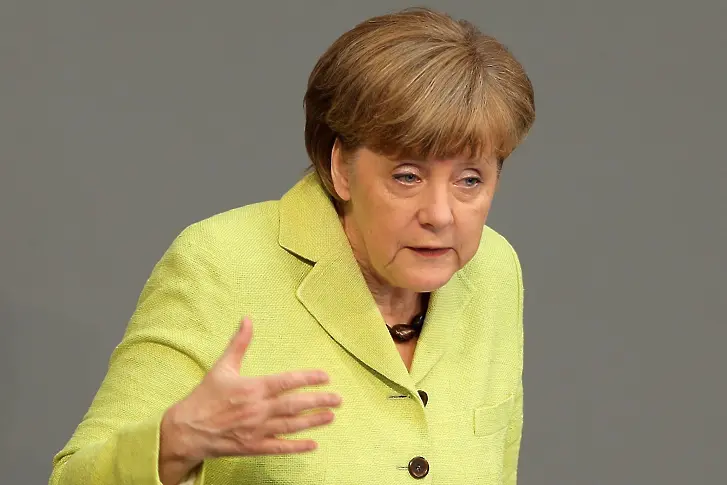 Офисът на Меркел отцепен заради подозрителни пакети