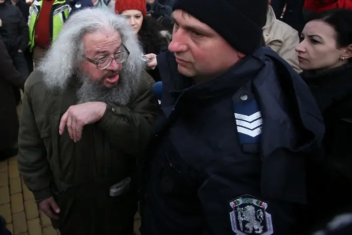 Николай Колев-Босия арестуван пред НС, замерял депутатите с домати и яйца