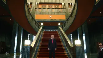Ердоган е в двореца си, а Турция - пред гражданска война