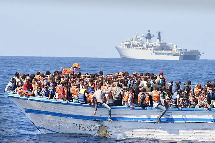 ЕС започва морския лов на трафиканти на хора
