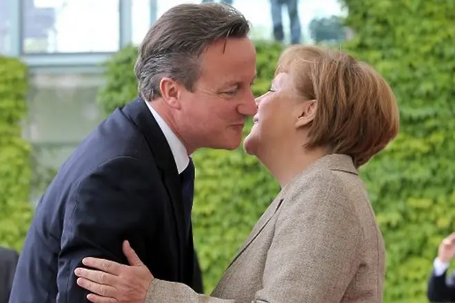 Меркел търгува с Камерън подкрепа за евроармия срещу реформа на ЕС