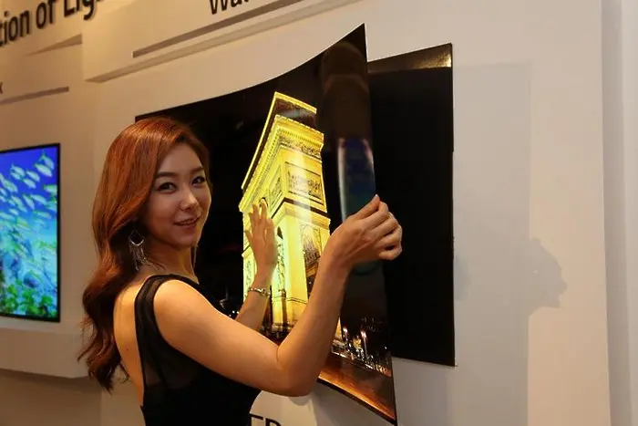 LG демонстрираха екран, който може да се залепя като тапет