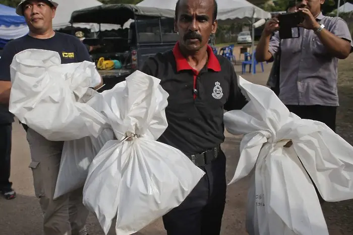 Полицията в Малайзия откри 139  гробове на бежанци 