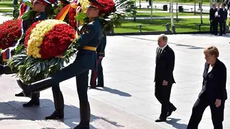 В Москва: Меркел и Путин почетоха жертвите на Втората световна война