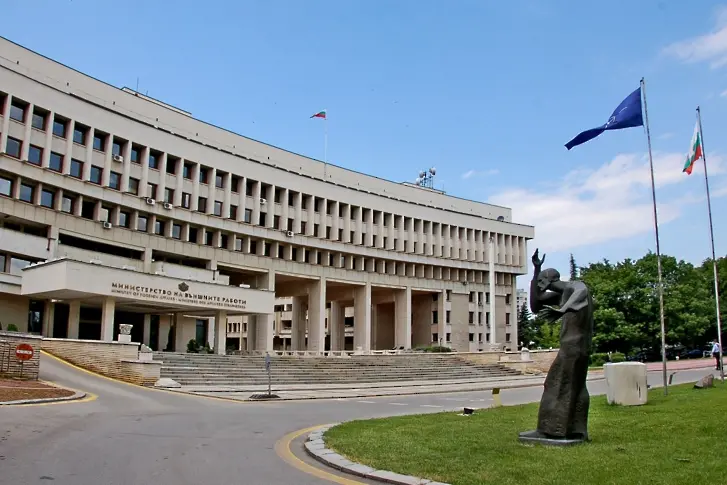 Външното министерство призовава българите да не пътуват вън или към страната