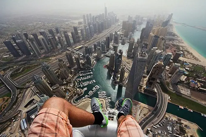 558 души скочиха с парашути в Дубай (видео)