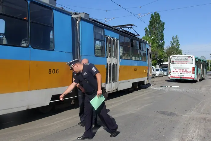 Петима ранени след сблъсък на трамвай с автобус