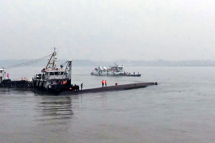 Кораб потъна в река в Китай, стотици в неизвестност