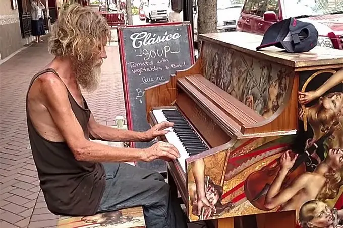 Бездомникът с пианото (видео)