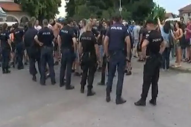 Полицията овладя бунта на българи срещу роми в 