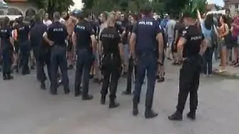 Полицията овладя бунта на българи срещу роми в 
