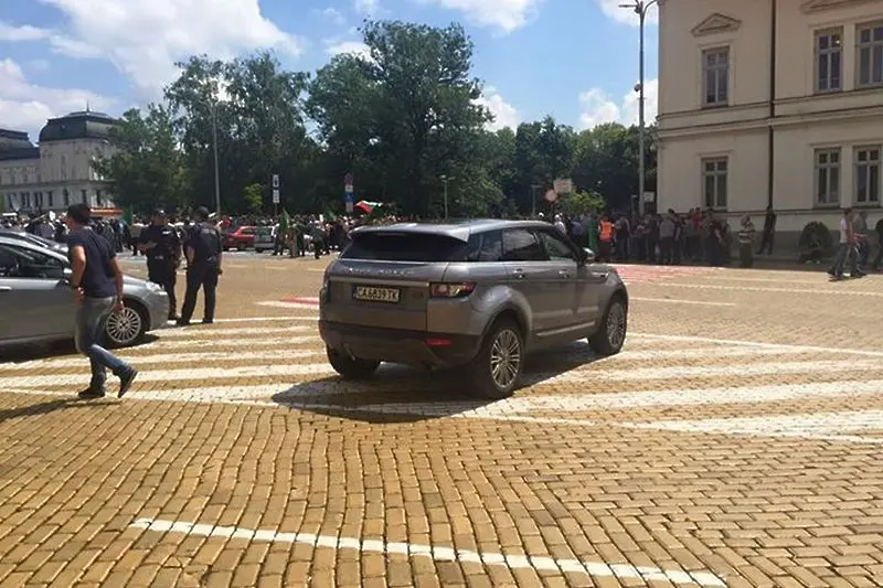 Глобиха шофьора на Йордан Цонев заради паркиране пред парламента (ВИДЕО)
