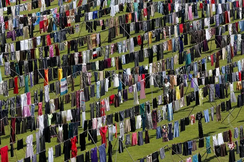 Защо 5000 женски дрехи се развяха на стадиона в Прищина