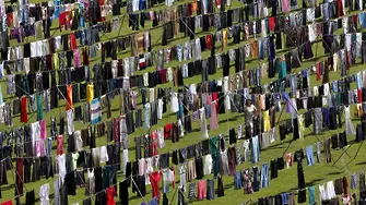 Защо 5000 женски дрехи се развяха на стадиона в Прищина