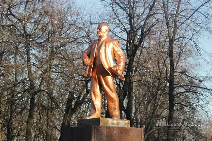 Статуя на Ленин цери безплодие и нищета в Русия