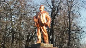 Статуя на Ленин цери безплодие и нищета в Русия