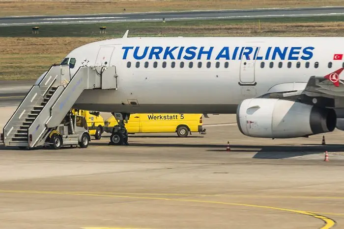 Турски самолет кацна аварийно в София