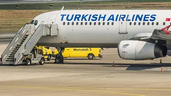 Турски самолет кацна аварийно в София