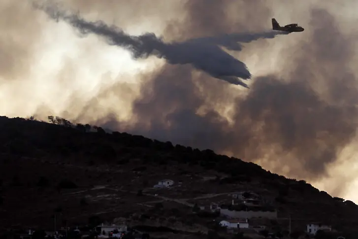 Пожари бушуват на гръцки острови