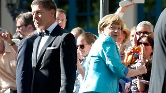 Меркел припадна? Не, падна
